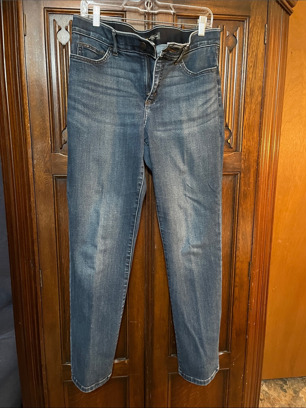 Ladies size 12 Lee straight leg mid rise jeans w/ stretch and comfort waistband